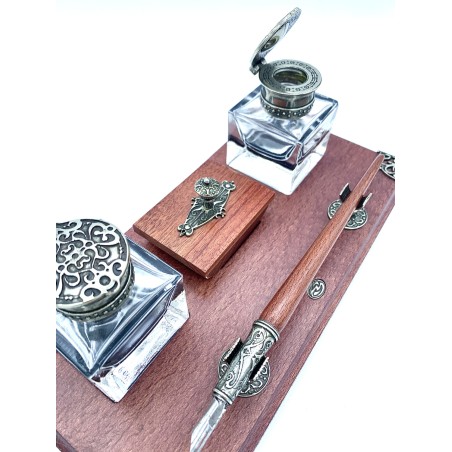 Set scrittura legno decorato con calamaio doppio, porta penna, penna calligrafica e tampone asciuga inchiostro