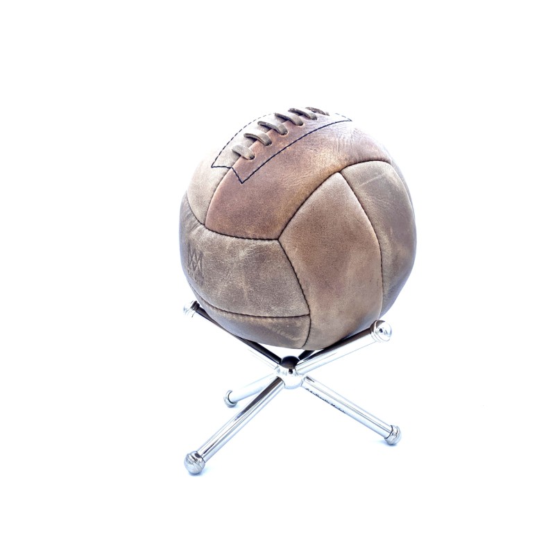 Pallone da calcio cuoio vintage con supporto cromato