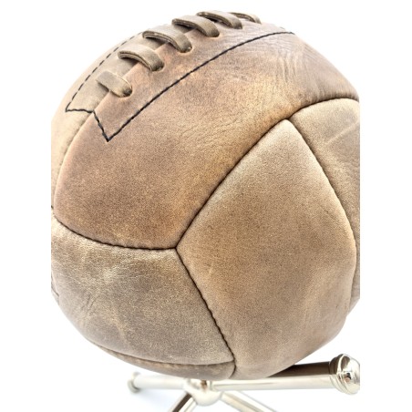 Pallone da calcio cuoio vintage con supporto cromato