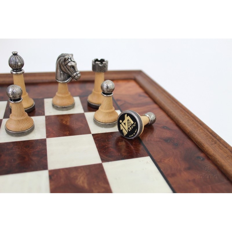 Set scacchiera in radica di olmo con cornice e scacchi in metallo e legno Classico