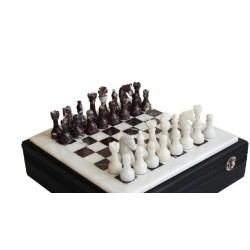 Set scacchiera e scacchi marmo rosso e bianco