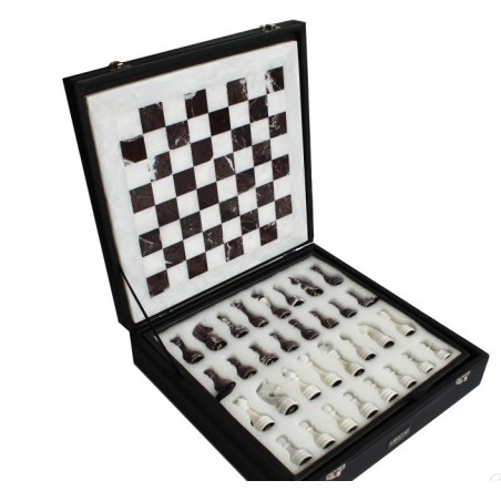 Set scacchiera e scacchi marmo rosso e bianco