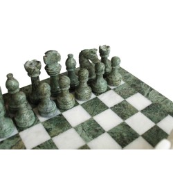 Set scacchiera e scacchi marmo verde e bianco