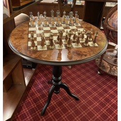 Tavolo scacchiera in radica di olmo con scacchi in legno arabescati