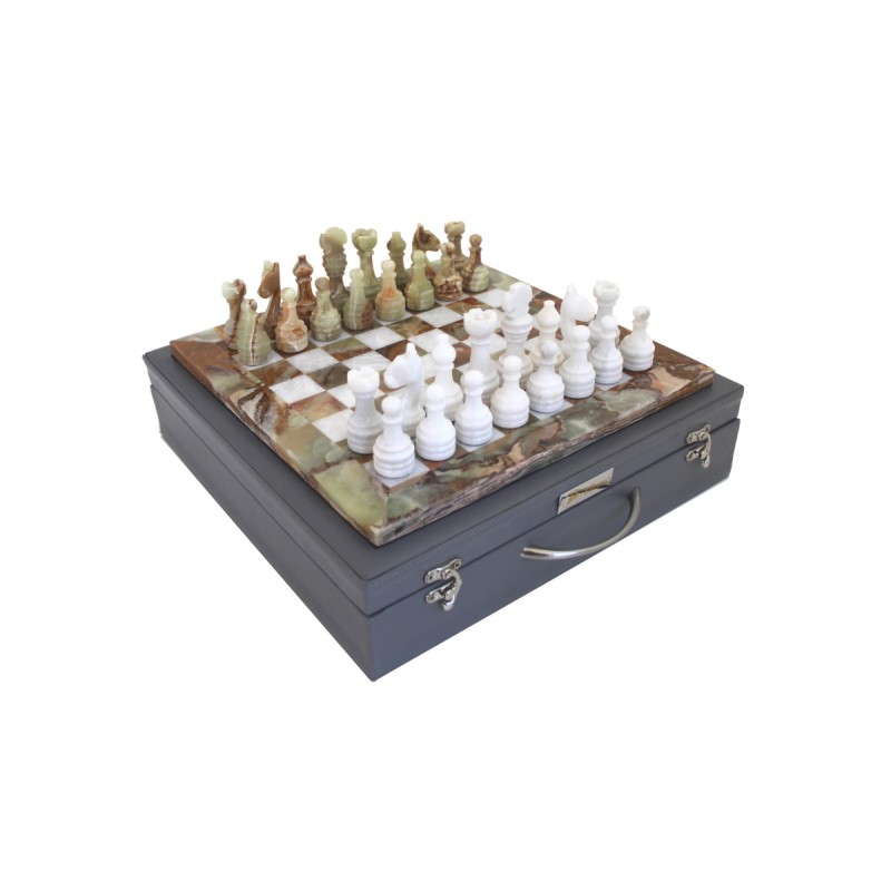 Set scacchiera e scacchi in onice e marmo