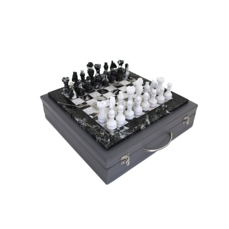 Set scacchiera e scacchi in marmo bianco e nero
