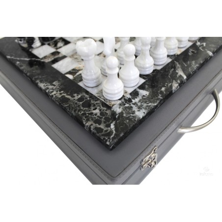 Set scacchiera e scacchi in marmo bianco e nero