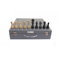 Set scacchiera e scacchi in pietra naturale e marmo