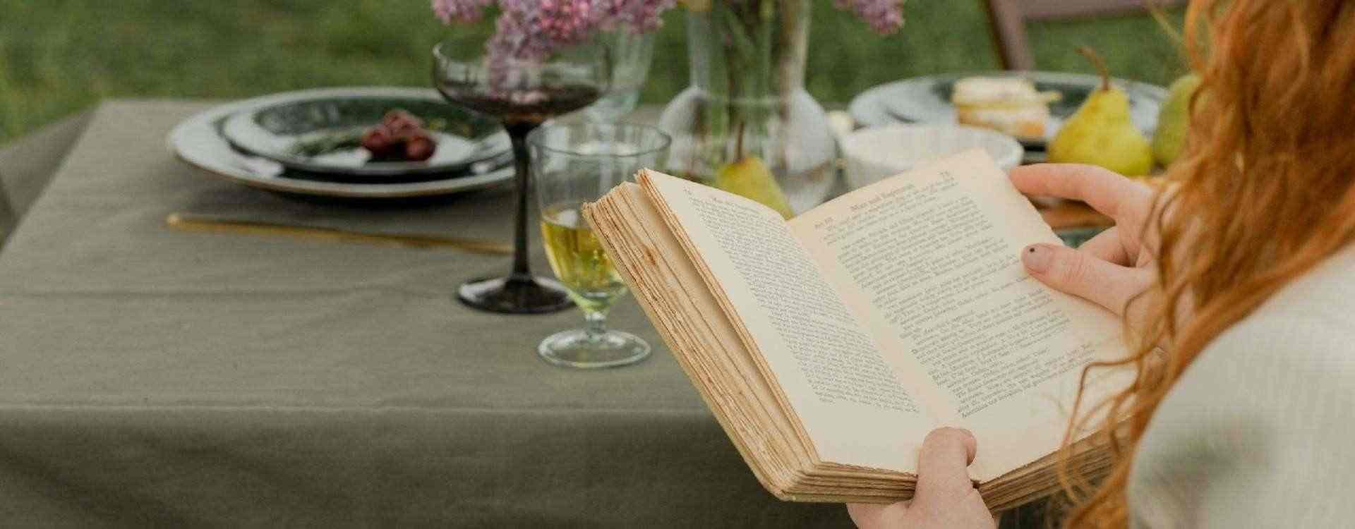 Cosa regalare quando si è invitati a cena? Un libro!